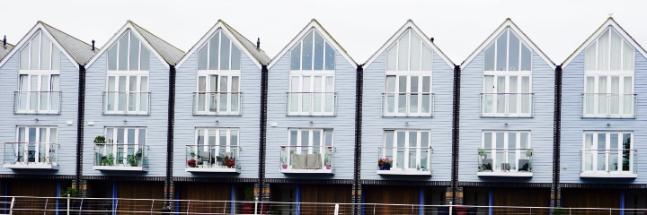 A row of identical houses next to each other, intended to illustrate the reproducibility of the SFT